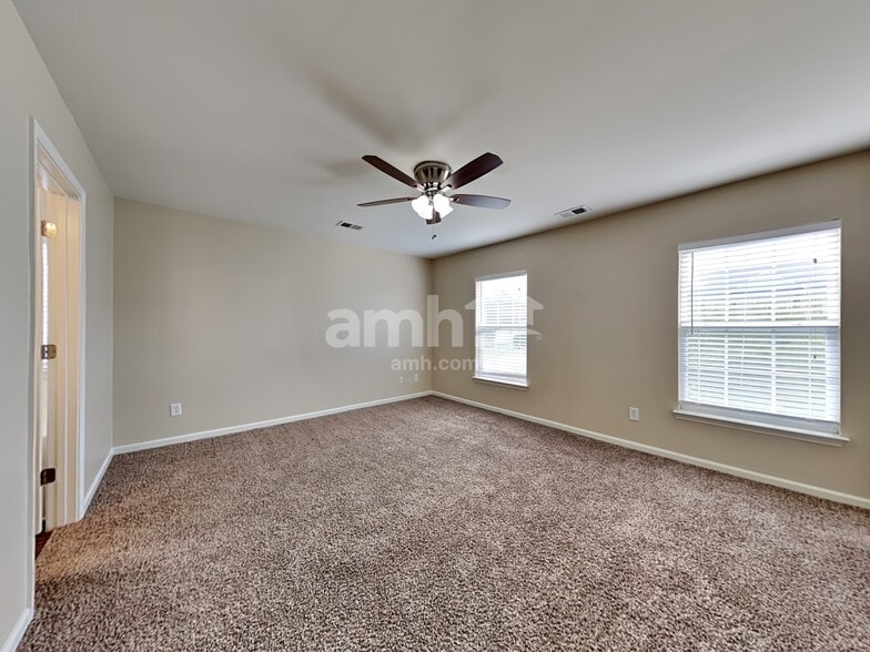 Building Photo - 417 Green Park Ln
