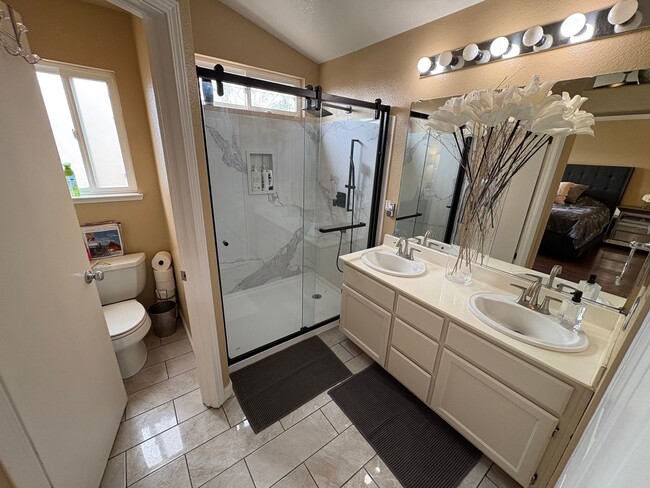 Building Photo - Beautiful 3 Bedroom 2.5 Bath Brentwood Home With SOLAR