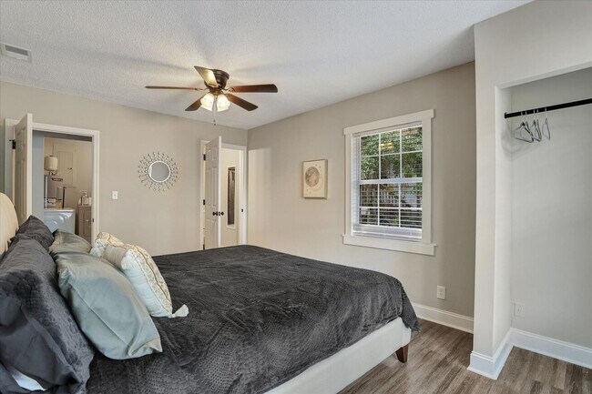 Building Photo - Furnished 4 Bedroom, 2 Bath Brick Home in Savannah