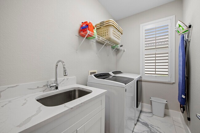 Building Photo - 14630 Meravi Dr