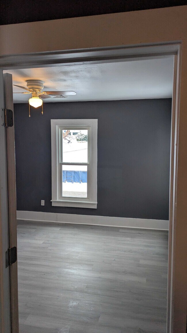 Building Photo - 812 E 3rd St