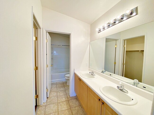 Building Photo - 2 BEDROOM 2 BATH TOWNHOME IN GATED COMMUNITY