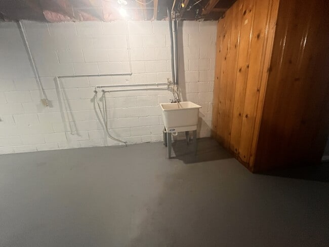 Building Photo - 8586 Helen St