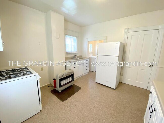 Building Photo - 909 13th St SE