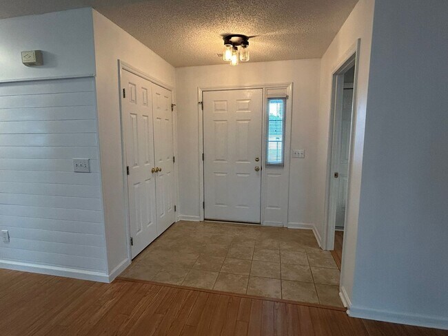 Building Photo - Charming home nestled in Courtney Pines with full fenced backyard!