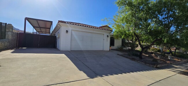 Building Photo - Stunning 4 bedroom, 2.5 bath home in West ...