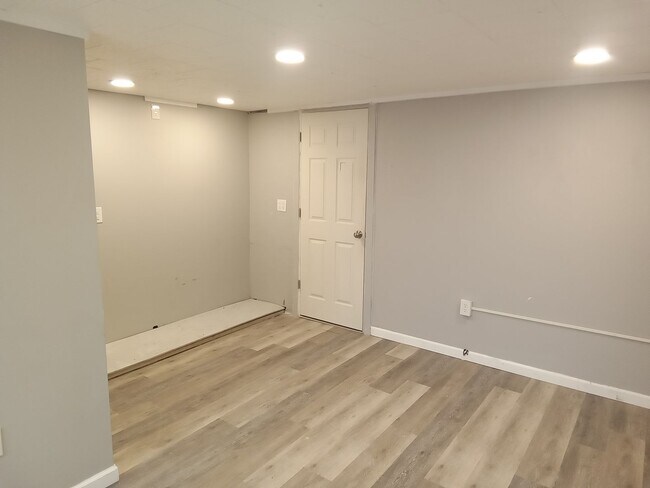 Building Photo - 127 Schoolhouse Rd