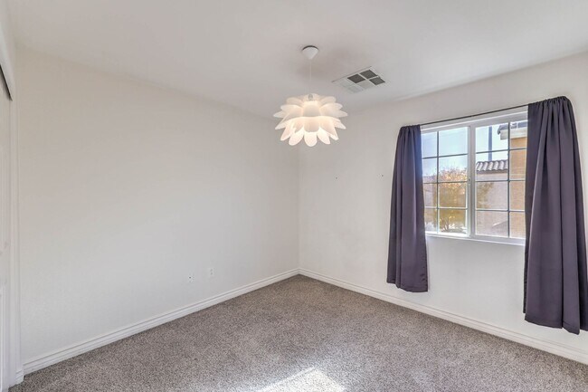 Building Photo - Stunning 3 Bedroom 2.5 Bathroom Home in Gate Community