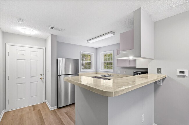 Building Photo - University Woods Retreat: 4 BR/4 Bath minutes to NCSU!