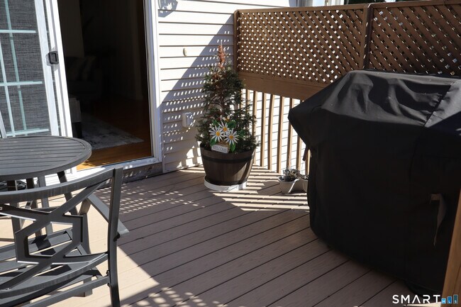 Building Photo - 25 W Silver St