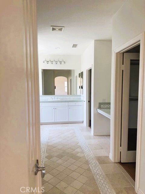 Building Photo - 1320 Sun Dial Dr