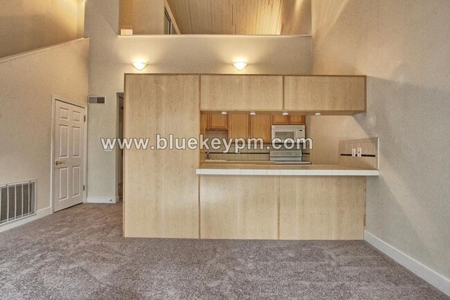 Building Photo - 2 Bed, 2 Bath Home - 1 Bed or Office and Bath on Main Floor