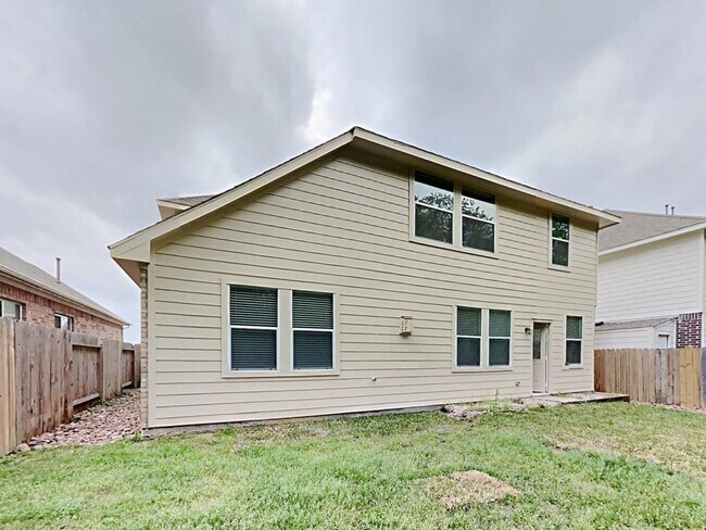 Building Photo - 2213 Oak Cir Dr N