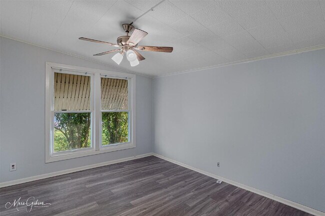 Building Photo - "Charming 3-Bed Oasis with Granite Touches & Hardwood Elegance in Bossier City!"