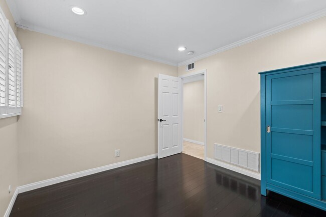 Building Photo - 5 Bedroom 5.5 Bathroom Pool Home in Encino