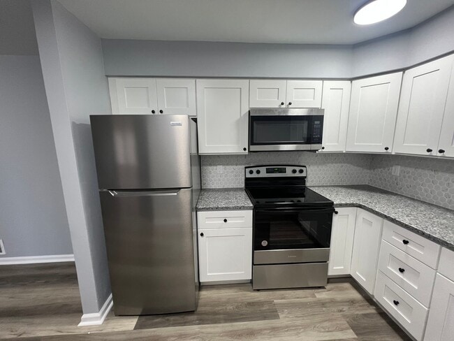 Building Photo - renovated 2-story Crestwood Condo! Situated in this great community is this wonderful 2-bedroom 1...