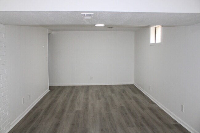 Building Photo - Spacious 4 bedrooms and 2 bathrooms in Kan...