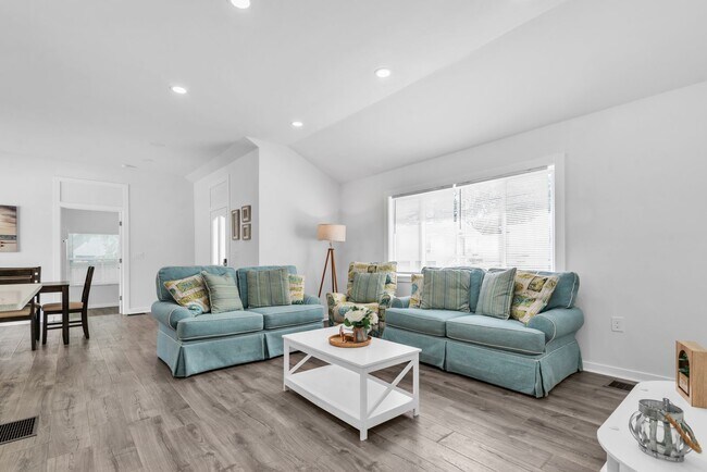 Building Photo - Charming 3BD/2BTH Home with Private Backya...