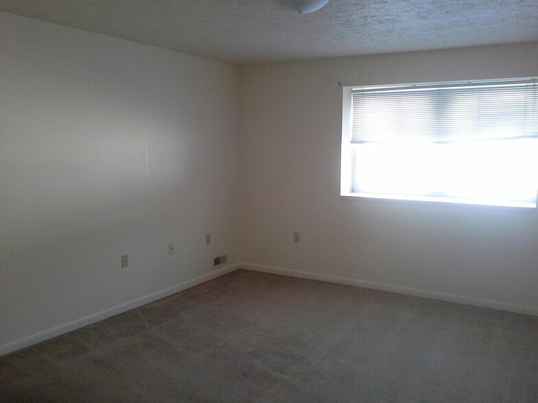 bed rm - 1110 Madison Ave