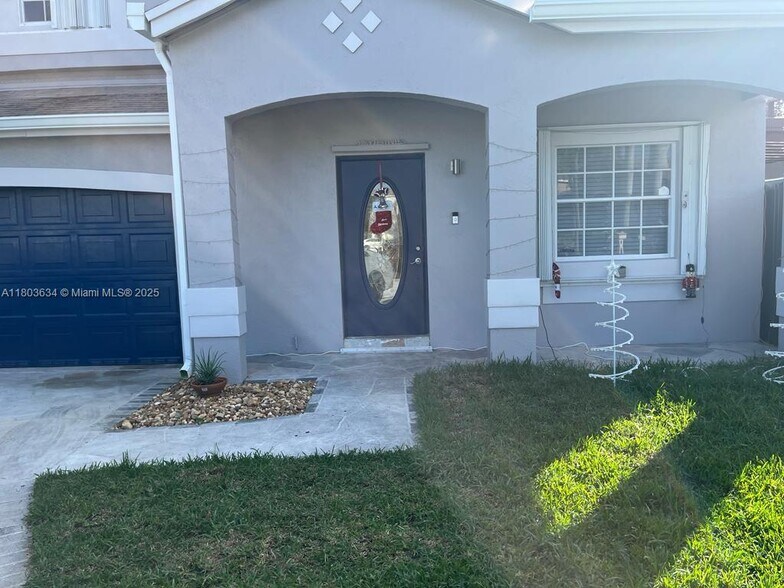 Building Photo - 9953 SW 154th Ct