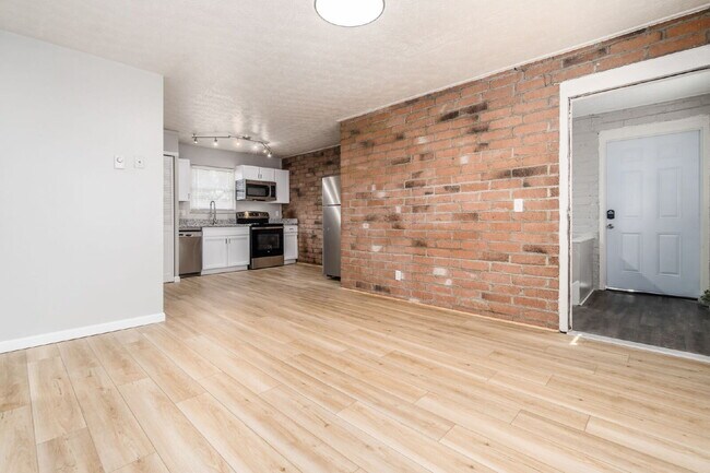 Building Photo - FREE 1 Month Rent! Renovated 2BR Near Children’s Hospital & German Village