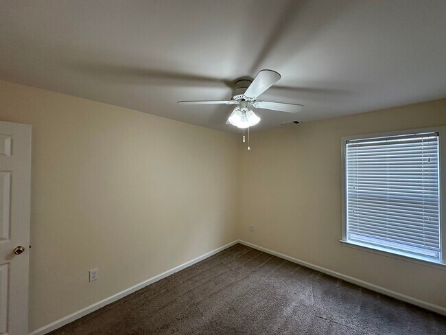 Building Photo - 1093 River Isle Dr