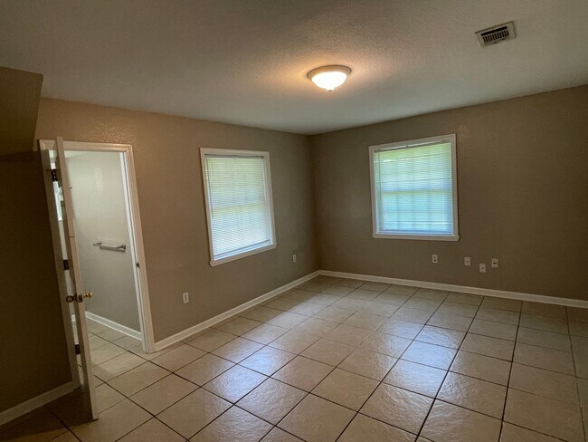 Building Photo - 3 BEDROOM READY TO MOVE-IN