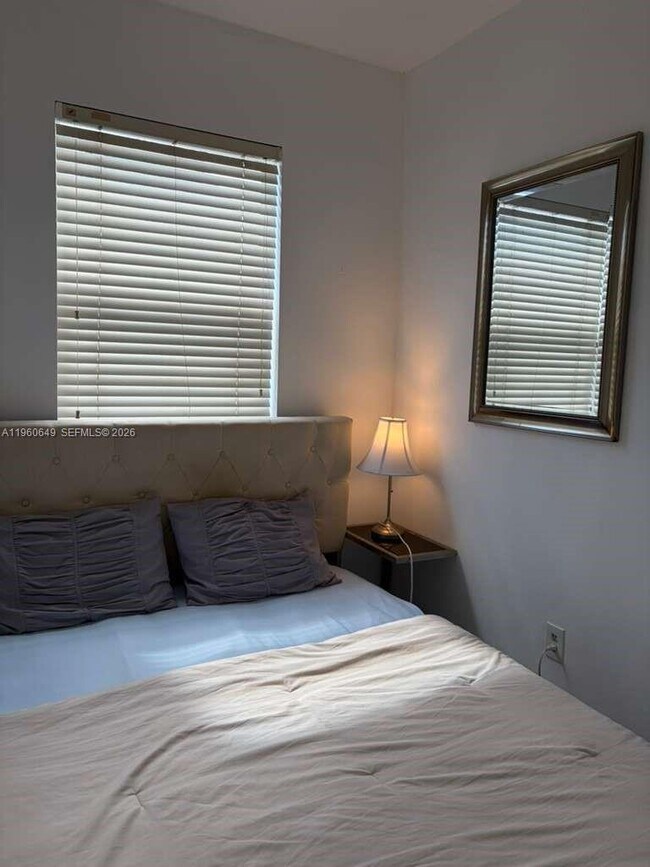 Building Photo - 6881 Bay Dr