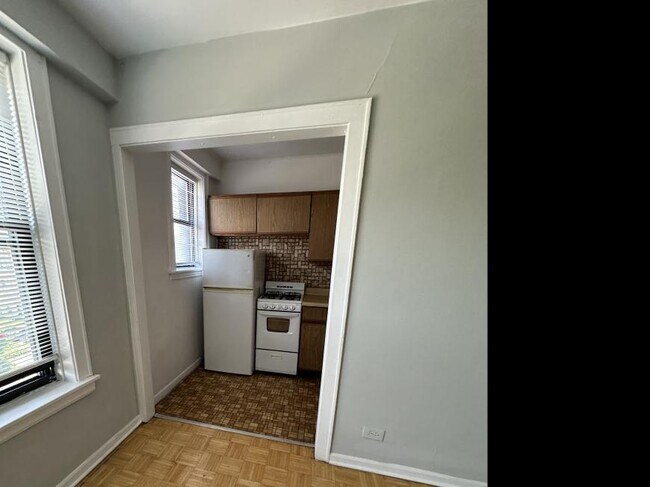 Building Photo - 2 bedroom in Chicago IL 60657