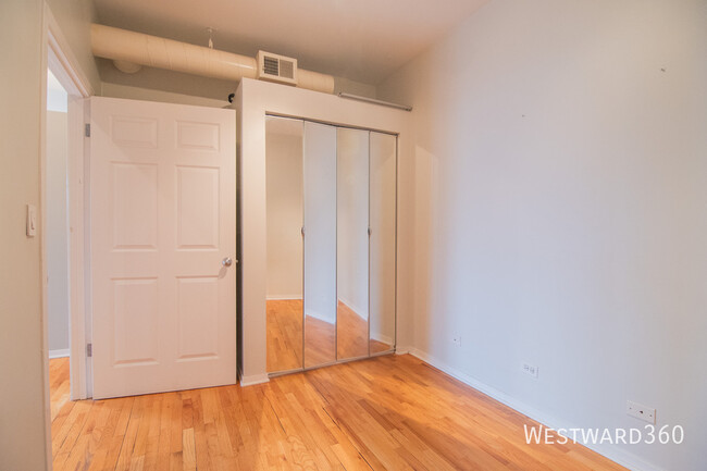 Building Photo - Fantastic two bed in West Town!