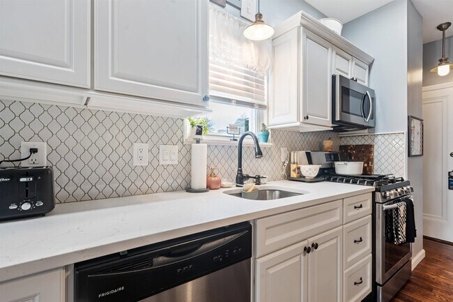 Building Photo - 1041 Stonewall Ln