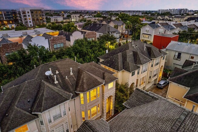 Building Photo - 5407 Lillian St