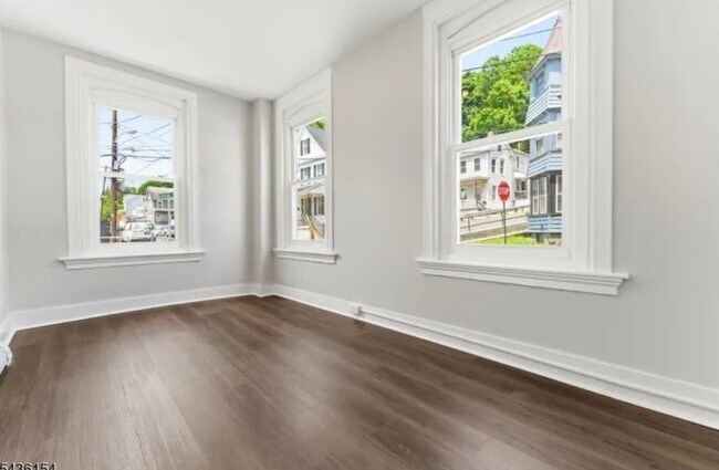 Building Photo - 60 Brainard St
