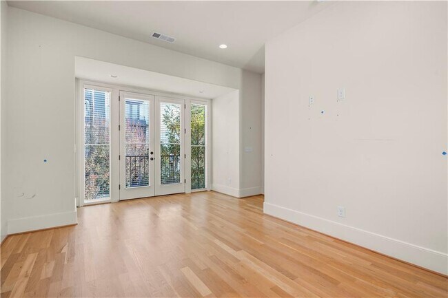 Building Photo - 689 Fraser St SE