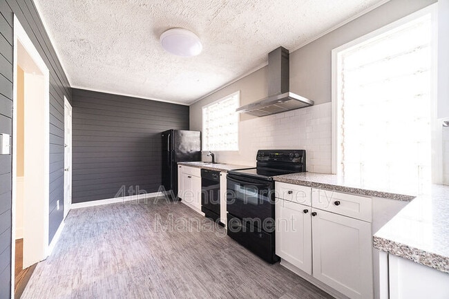 Building Photo - 65 W Shadburn Ave
