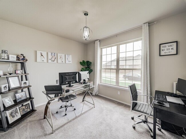 Building Photo - 2218 Maplewood Dr