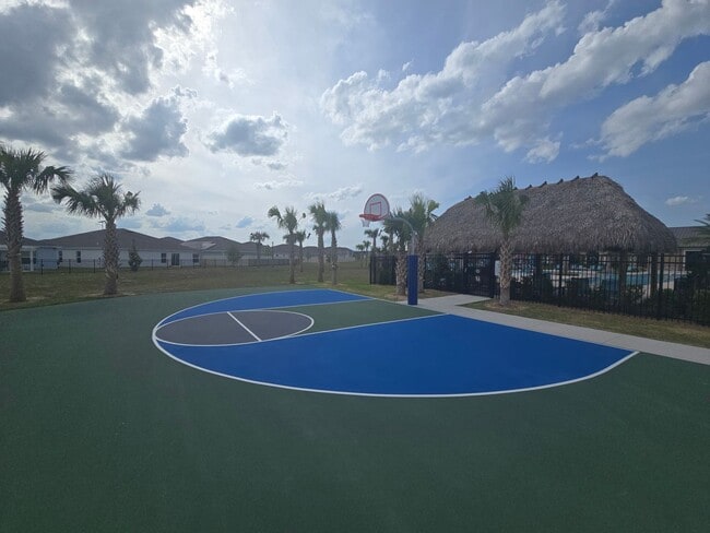 Building Photo - 3 bed 2 bath home fully furnished