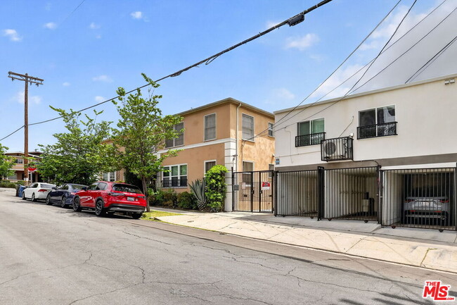Building Photo - 314 N St Andrews Pl