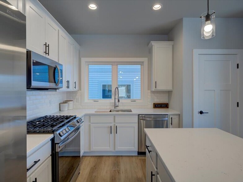 Building Photo - 4880 Romaine Rd