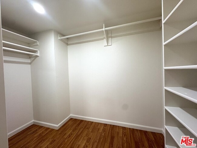 Building Photo - 433 S Manhattan Pl