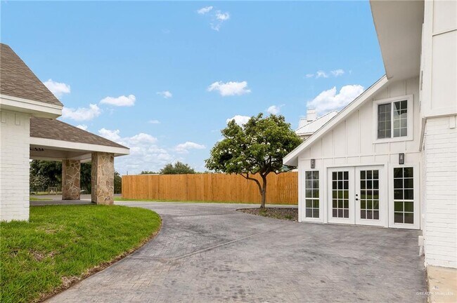 Building Photo - 45 Lakeview Dr