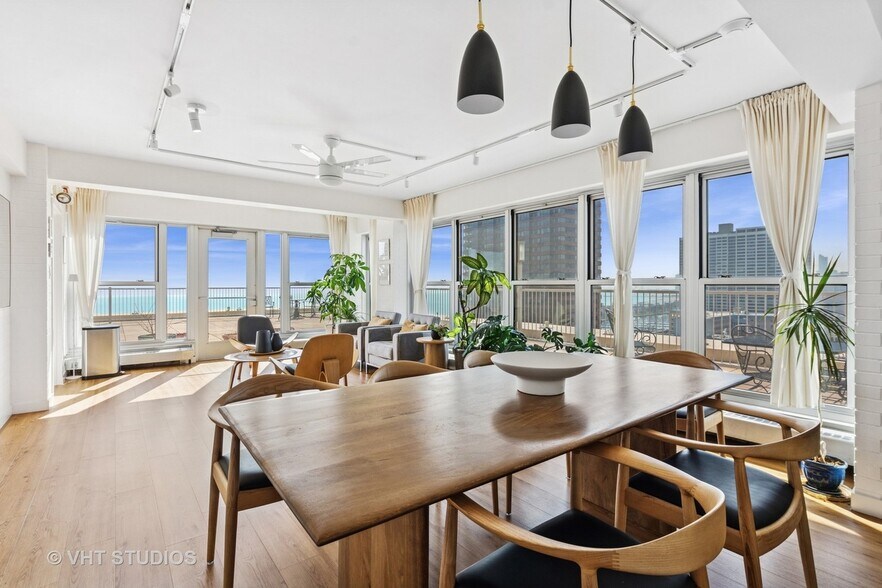 Sundeck Interior 336 W Wellington - 336 W Wellington Ave
