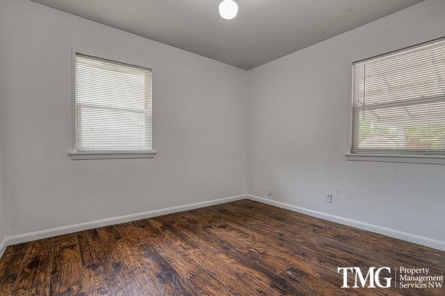 Building Photo - Single-Level 2 Bedroom Home with A/C & Large Backyard