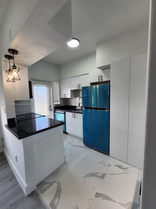 Building Photo - 2101 Normandy Dr