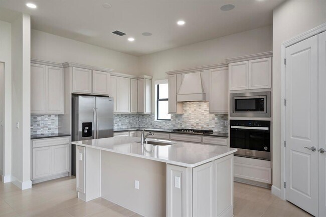 Building Photo - 818 SE Courances Dr