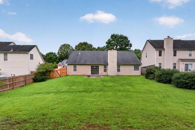 Building Photo - 390 Silverthorn Dr