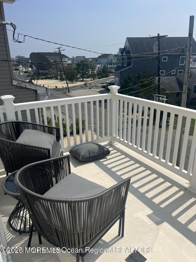 Building Photo - 83 Vanard Dr