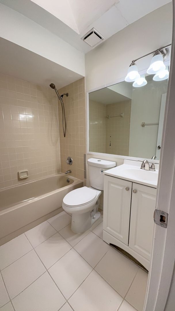Building Photo - Spacious 3 bedroom, 2 bath, large screened...
