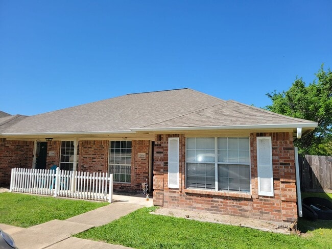 Building Photo - Bryan - 3 Bedroom / 2 Bath / Duplex / Fenced Yard.