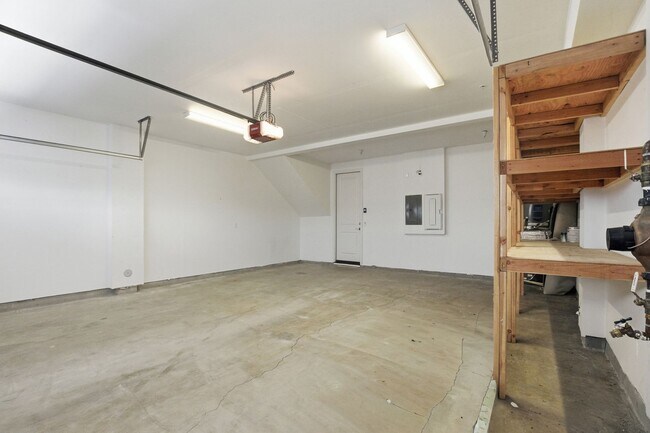 Building Photo - Spacious 3 Bed Townhome with Garage, A/C & Modern Finishes